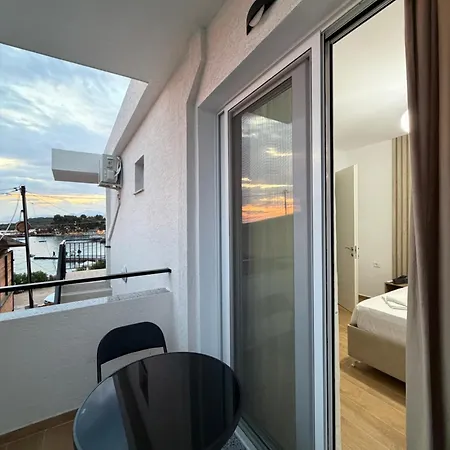 Beachfront House Saliko